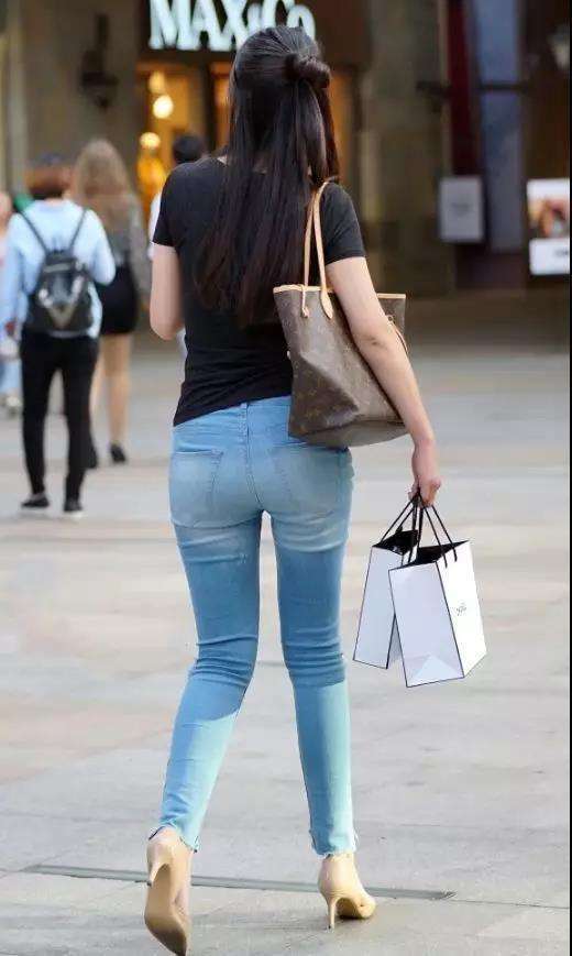 街拍: 长相清秀气质淑女穿牛仔长裤的性感美女