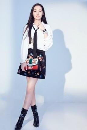 郭碧婷也太敢穿了！皮裙短到只能遮住重点 ，网友：显腿长呗！