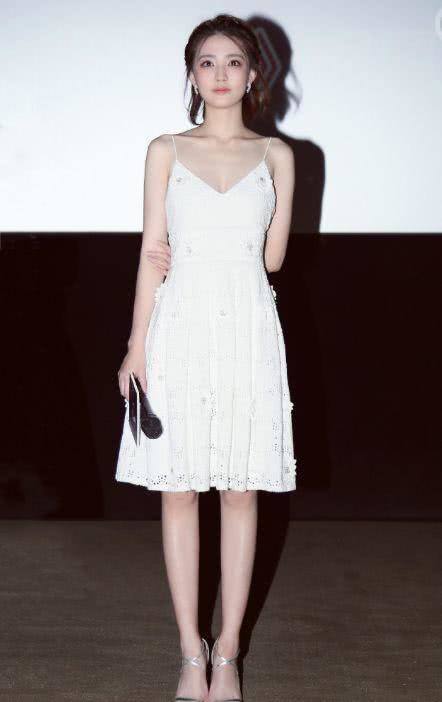 徐璐真会玩，把一个帐篷提在手上，网友：此包必火！