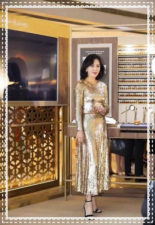 看了53岁刘嘉玲亮片裙,再看48岁莫文蔚,网友:女儿和妈妈的差距