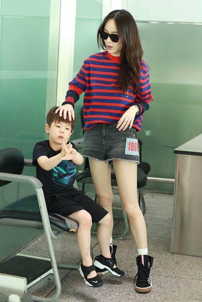 霍思燕一人带嗯哼现身机场，网友:鞋子穿对了，人美10倍!