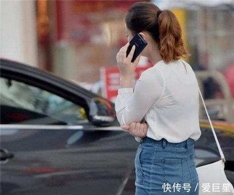 精致@迷人靓丽的美女街拍:时尚潮流的美女,展现细节上的精致感!