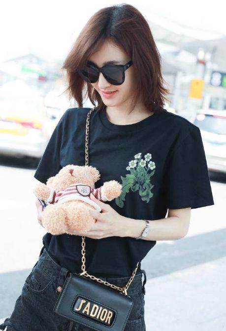 王丽坤又不安分了，短裤都短到大腿根，网友：林更新能驾驭吗？