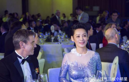 宁静不得了！仅仅一条深V领长裙就暴露了她的好身材，性感又惊艳