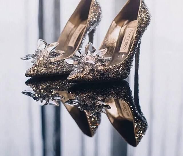  #挑选婚鞋时#不同的场景婚礼，不同的脚型，不同的风格婚礼要怎么选婚鞋？