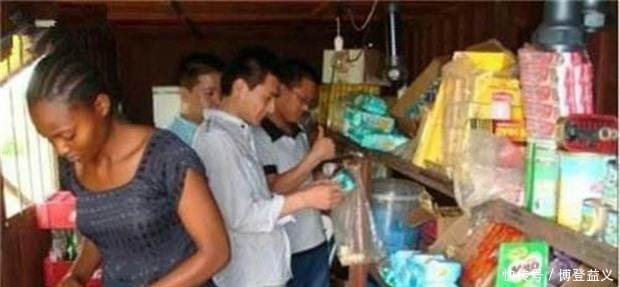 非洲女孩第一次来中国旅游,买“矿泉水”后吓得手抖,是何原因