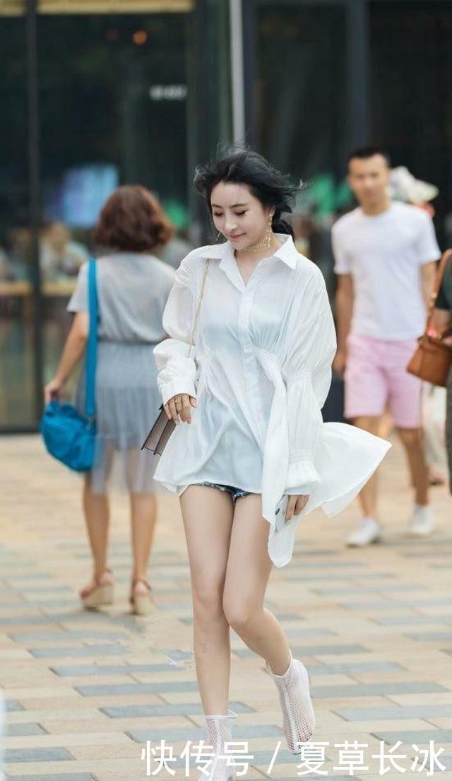 美女|路人街拍:小姐姐穿着一件无袖的t恤,非常的抢眼