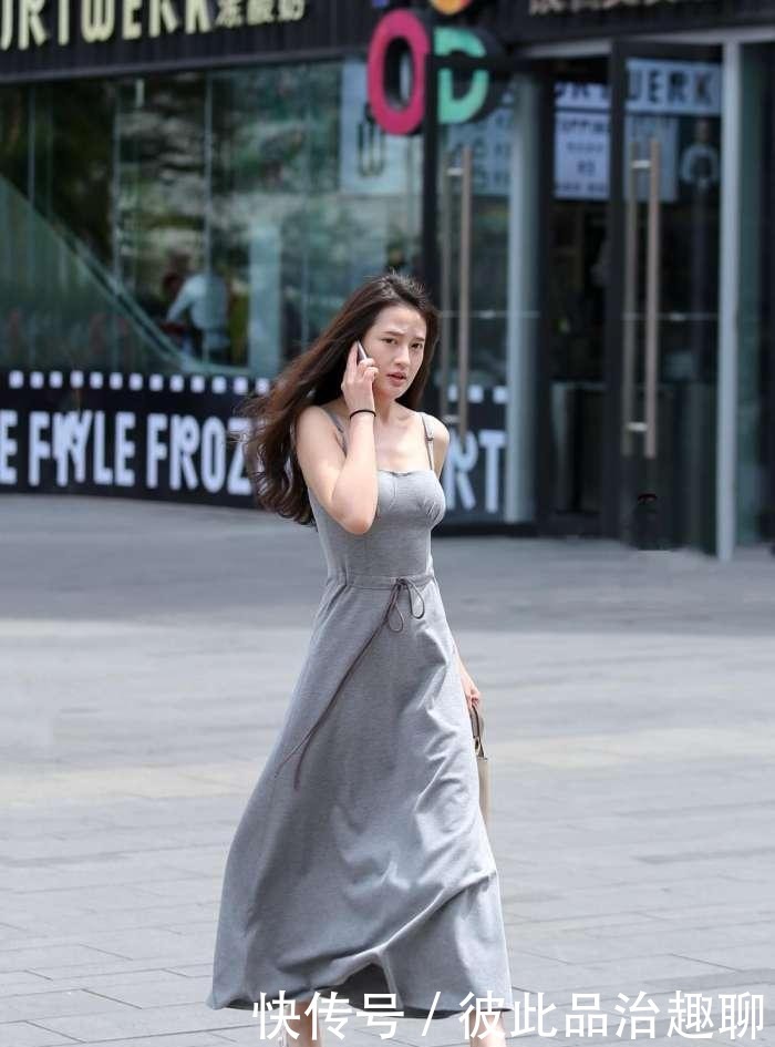 #尽显#少妇一袭长裙,眼神犀利,尽显干练利落