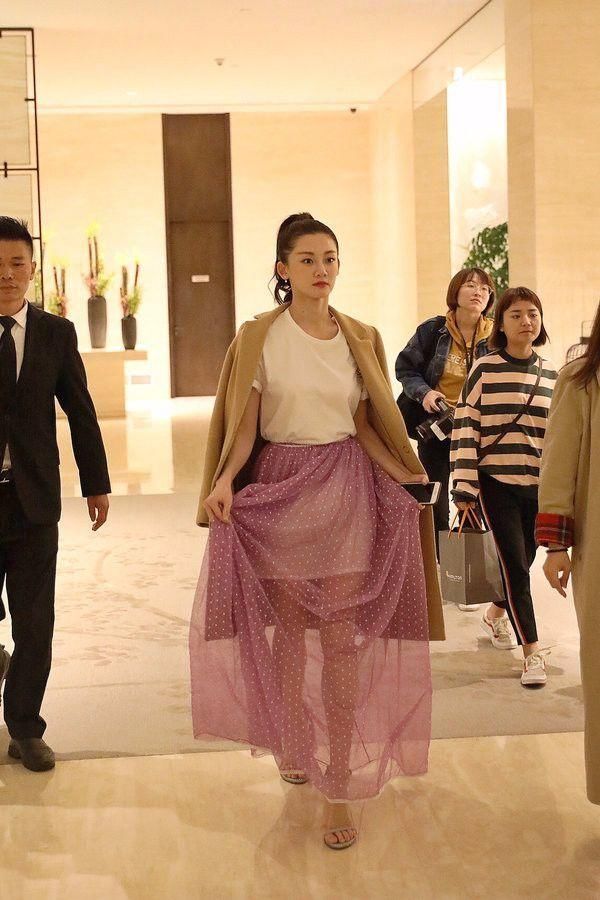 冯小刚好眼光，苗苗化妆亮相，好像年轻时候的徐帆！