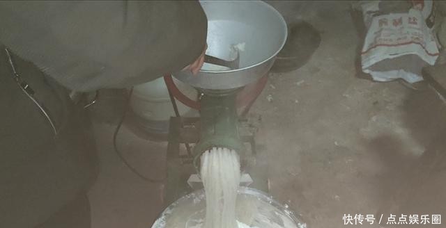  「糍粑」现在过年打糍粑都现代化了，做出来居然比手工做的还好吃