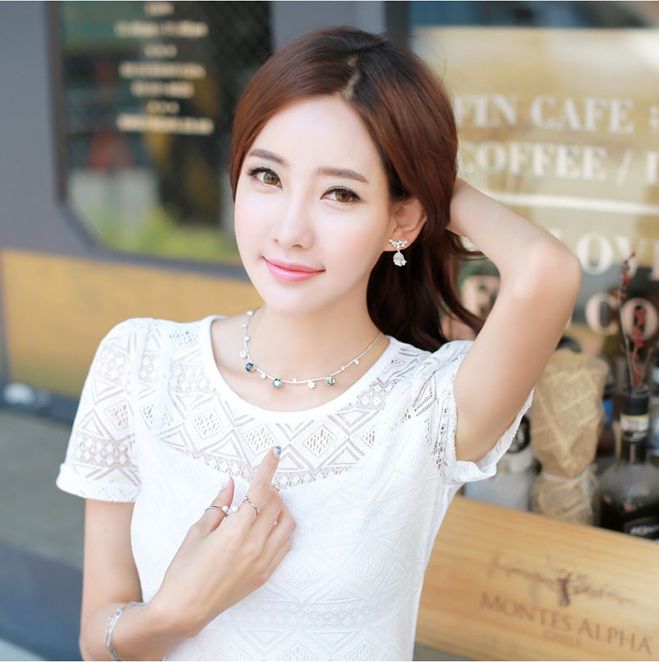 胸很大不一定好，看起来大刚刚好，显曲线打底衫让你更显女人味