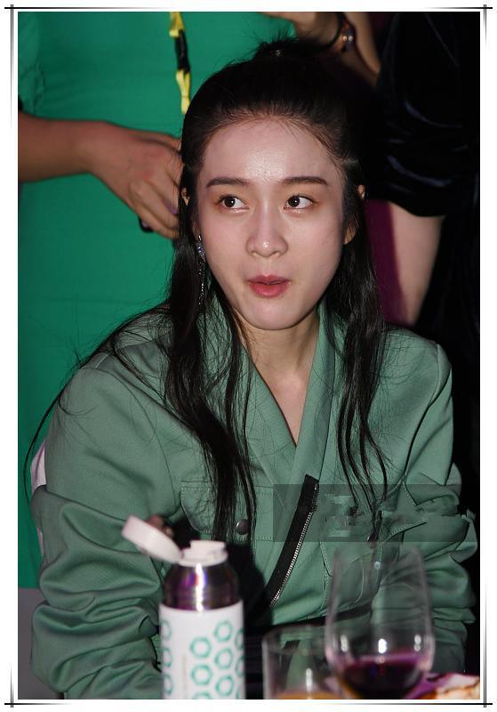 21岁张雪迎未修图脸部扭曲,满脸油光,网友:相信不了自己眼睛