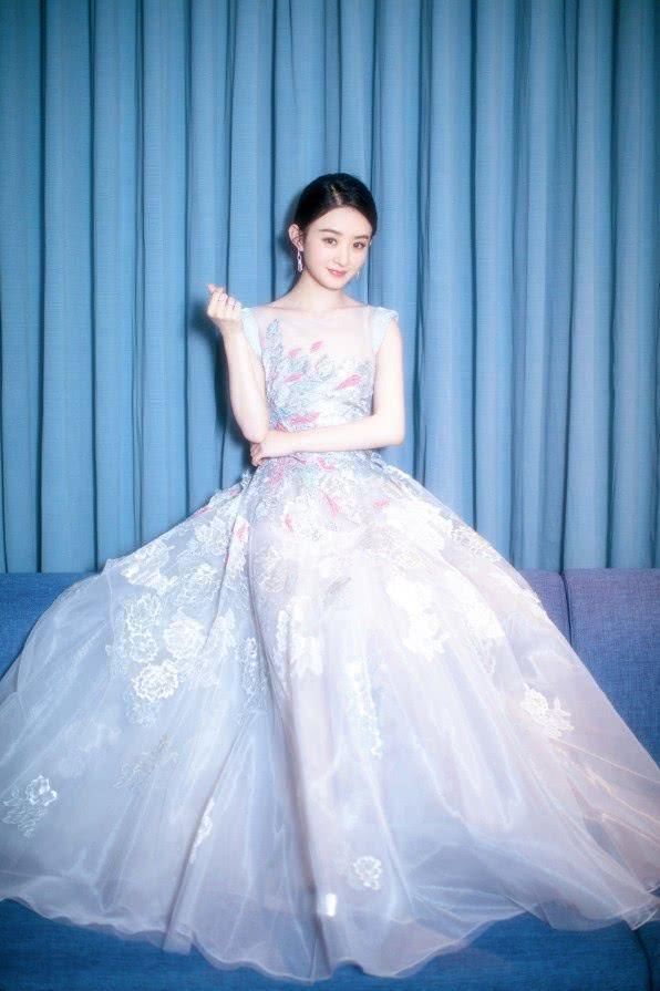 别看赵丽颖显娇小,穿一袭薄纱长裙女人味十足,气质就是不一般!