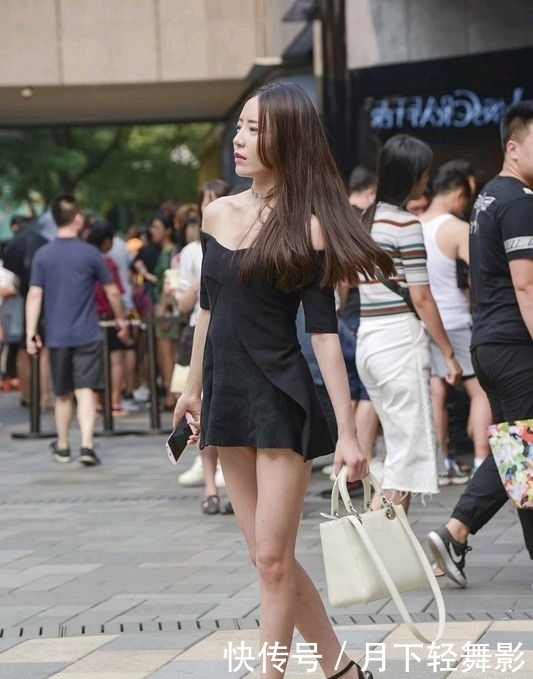 美女■街拍:俏丽的美女一款简约的黑色连衣裙大方美丽,长发轻舞飞扬更是散发出别样魅力