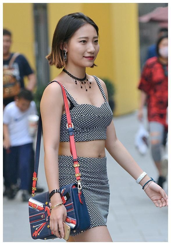 街拍：图一穿“小背心”，展现高挑身材，真是时髦又魅力！