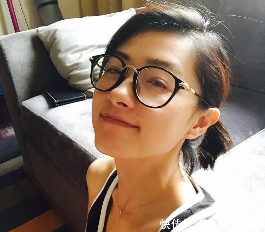 万茜的女儿@万茜女儿侧颜照曝光,大耳朵长睫毛太可爱,脸蛋长得像妈妈