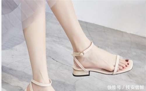 轻松:勾勒出了时尚的气息,让你轻松就能提升了淑女气质,方头高跟凉鞋