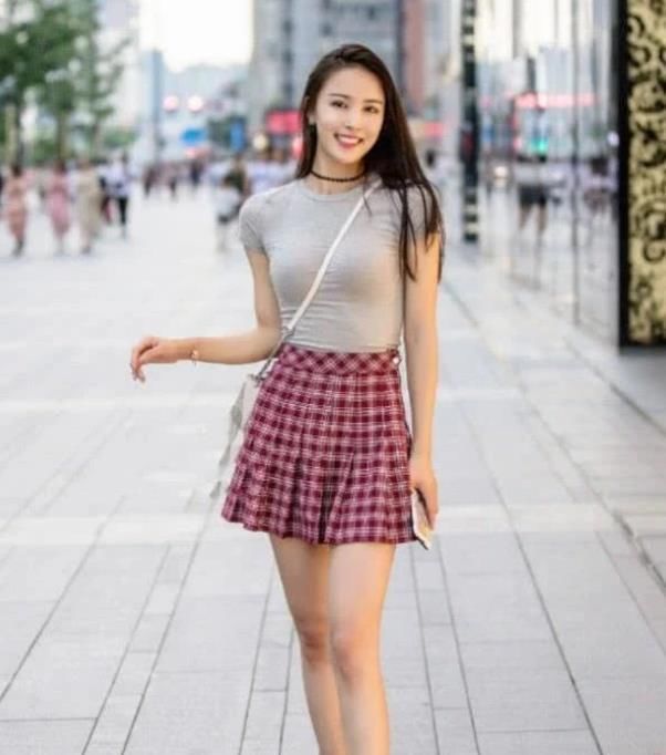  #美女#街拍：身材高挑的美女，一条米色的连衣裙，穿出时尚魅力女人味