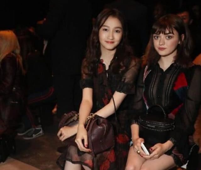 关晓彤时装周首秀，印花纱裙穿出成熟感，难怪鹿晗会喜欢她