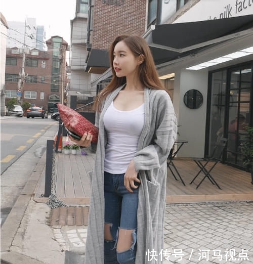 『 动人』也能穿出复杂的既视感,看小姐姐靓丽动人,简单的牛仔+T恤