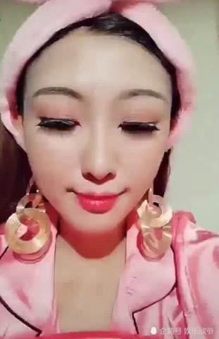 大妈化妆去相亲，妆后秒变小姐姐，网友：这是化妆还是刷漆？