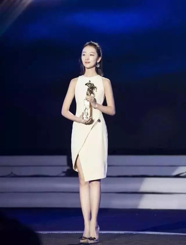 150+cm的周冬雨竟不输173cm的林志玲?