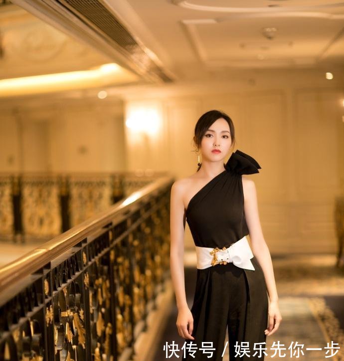 唐嫣又瘦了, 羽绒服配阔腿裤都撑不起来, 网友: 这张脸简直不敢评