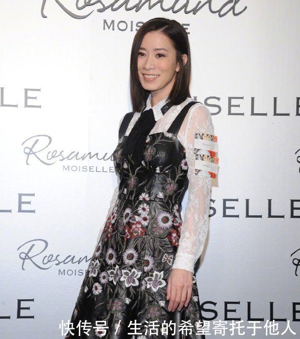 佘诗曼机场亮相，西装上身变身霸气女王，看到鞋子笑喷了！