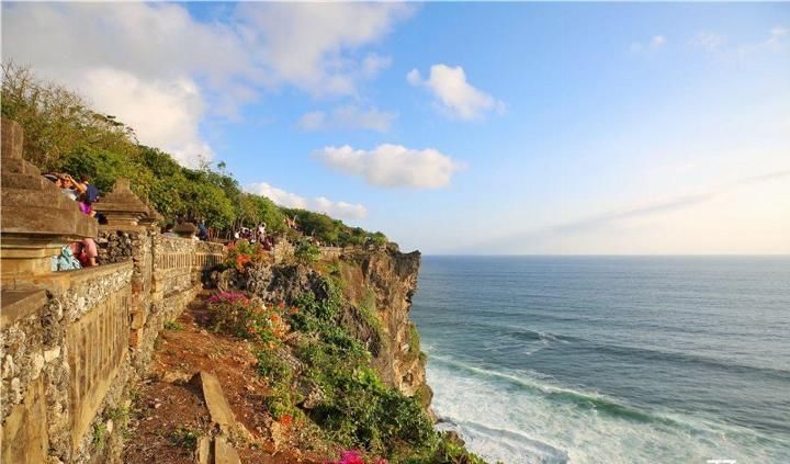 中国巨婴式游客的中国式旅游, 人人一个大单反, 外国游客只拿手机