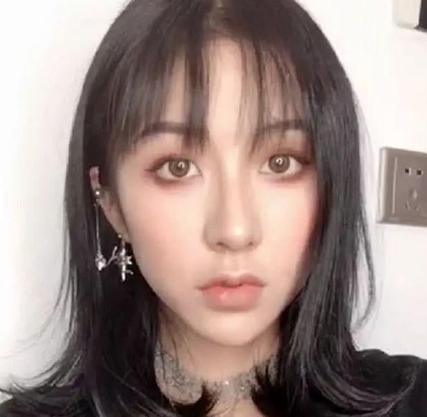 戴眼镜的学生妹，化妆后秒变“女王脸”，网友:一眼误终生!