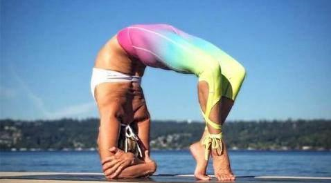 想要穿紧身裤显出好身材练练瑜伽动作，让你拥有曲线身材！