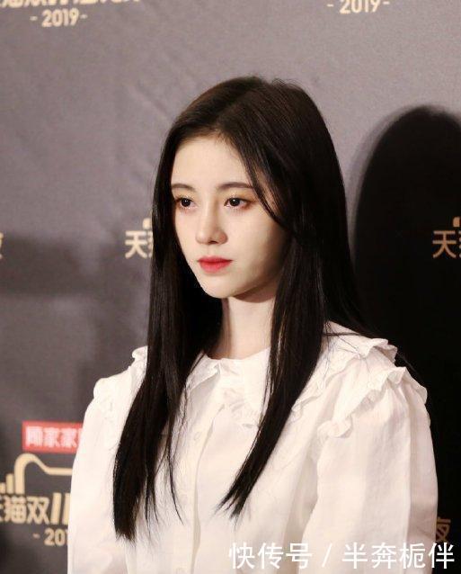  [少女感十足]小时候爱的娃娃领变成潮流神器，春天穿起来超减龄，少女范十足