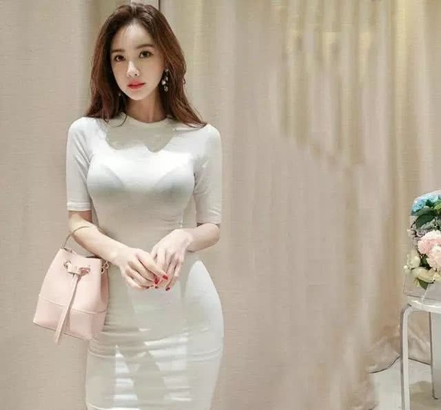 街拍：黑白分明的小姐姐，一条连衣裙很是灵动