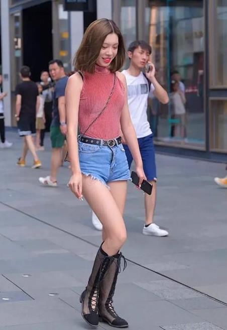  [美女]潮范儿女神来了，街拍：皮肤白皙的美女，一件黑色背心配黑色短裤，时尚性感魅力