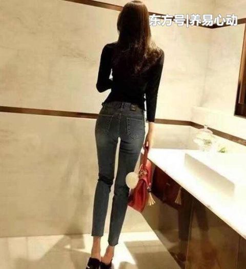 『 牛仔裤美女』彰显时尚女人的生活姿态！，街拍：个性独特的牛仔裤美女