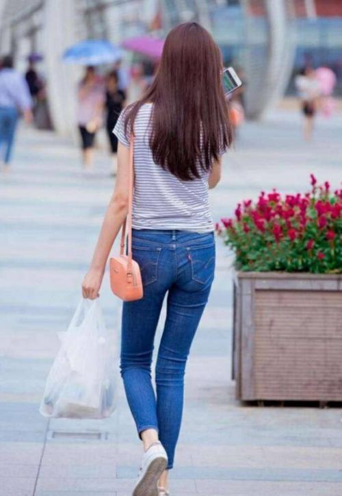 女神时尚：浪漫时尚的牛仔裤姑娘，尽显高挑身材，魅力十足！