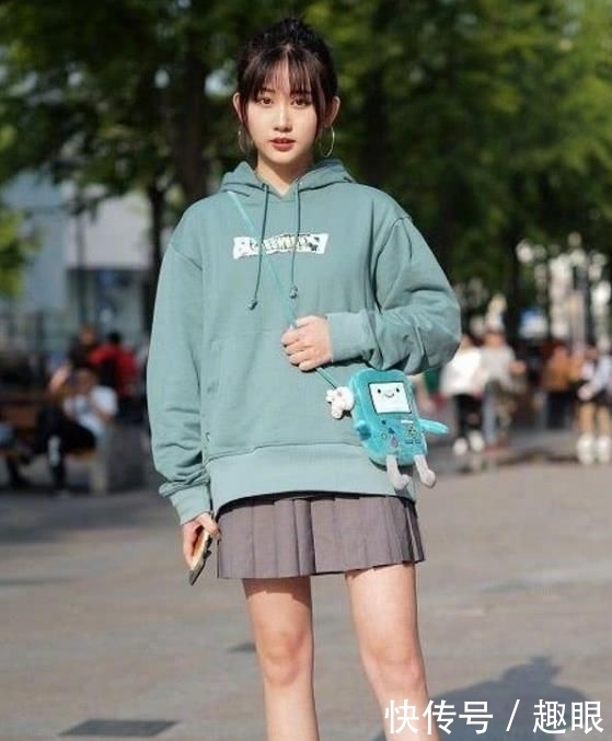 美女■街拍:皮肤白皙的美女,一件黑色背心配黑色短裤,时尚活力气质