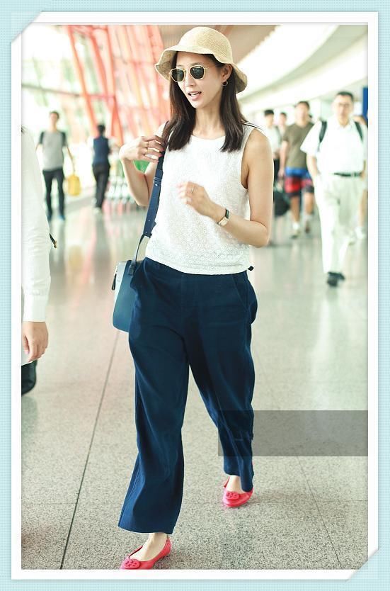 看了张钧甯的背心，再看奚梦瑶，网友：果然性感和知性不可兼得！