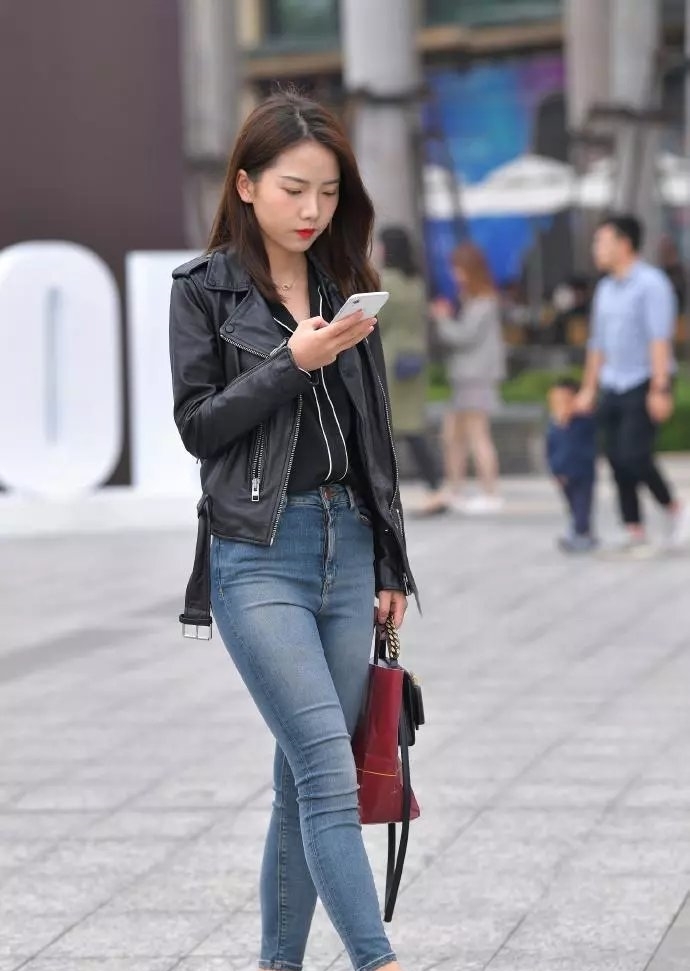 休闲|时尚休闲又得体,牛仔裤穿搭让造型充满帅气感