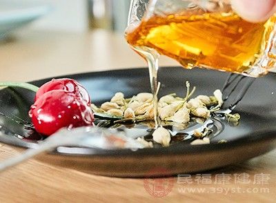  『皮肤』皮肤干燥怎么办 白醋洗脸可以缓解这个症状