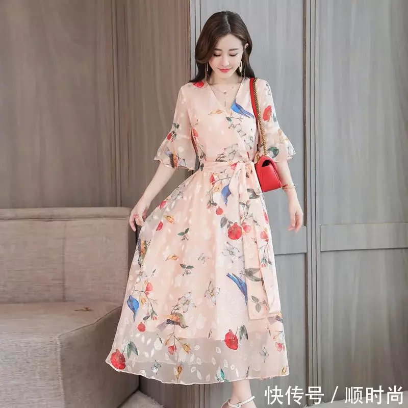 今年很潮流的几款连衣裙，时尚又不贵，三伏天穿时髦又清爽