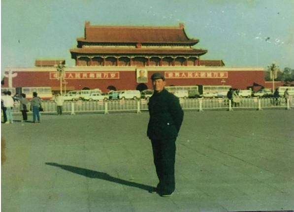 80、90年代游客在天安门城楼前的留影，岁月流失还是原来的样子