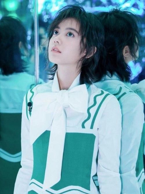  『美女』美女藏蓝色丝绒长裙外搭夹克衫，性感有魅力