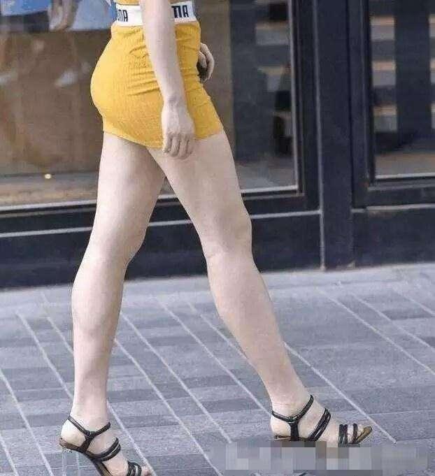 路人街拍：都怪风太大了，小姐姐淡定装作什么都没有发生