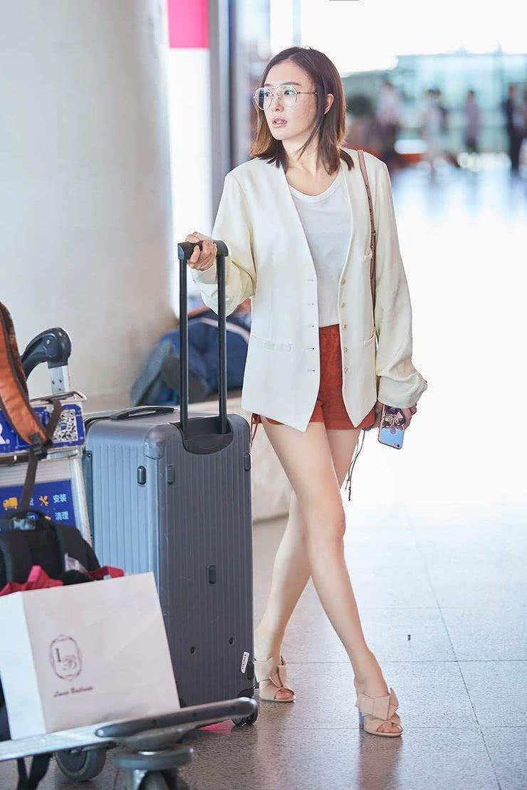 秦岚身穿斜肩鱼尾长裙, 好身材一览无余, 网友: 正经起来真要命