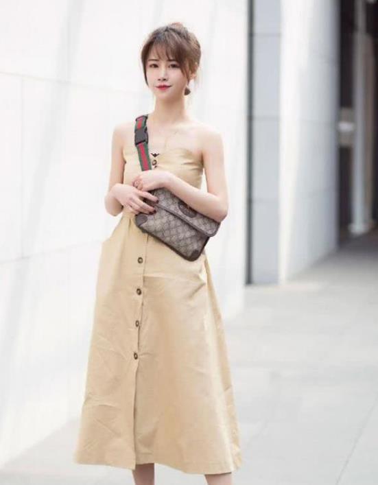  连衣裙■街拍出水芙蓉的美女，一件卡其色的连衣裙，时尚靓丽气息迷人