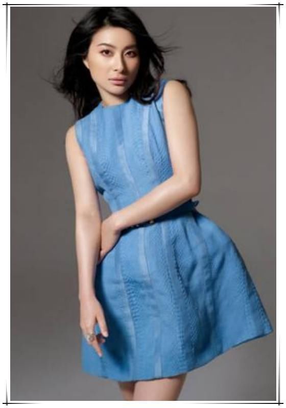 路人镜头下的郭晶晶，穿着朴素似路人，网友:这才是真正的豪门!