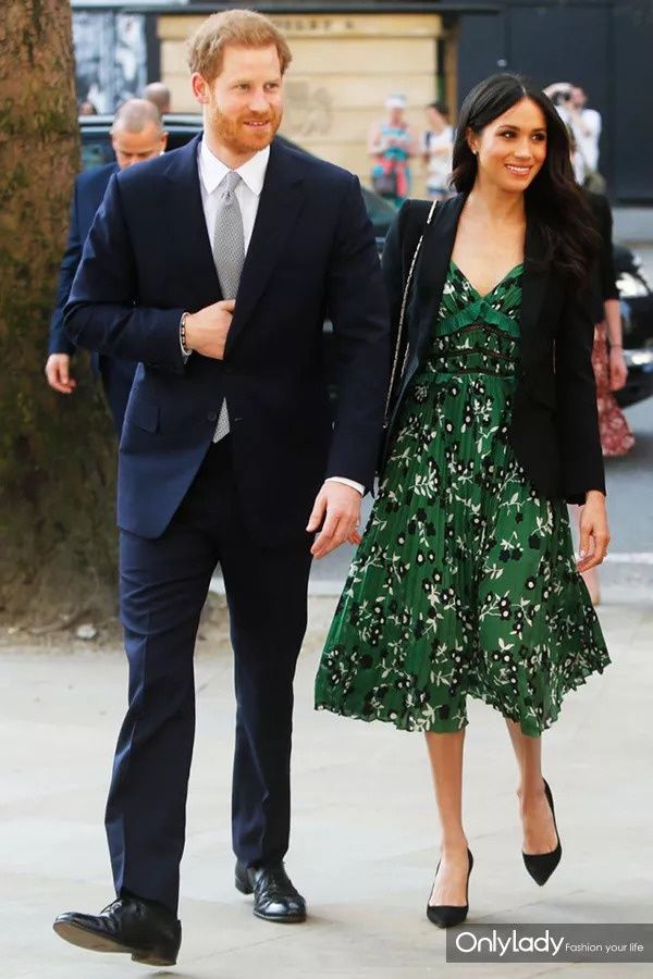 高圆圆终于更博了!还穿了今年最流行的单品