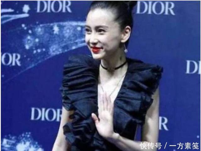 baby真够猛的! 穿的波点连衣裙都没能遮住 网友: 难怪一直捂着!