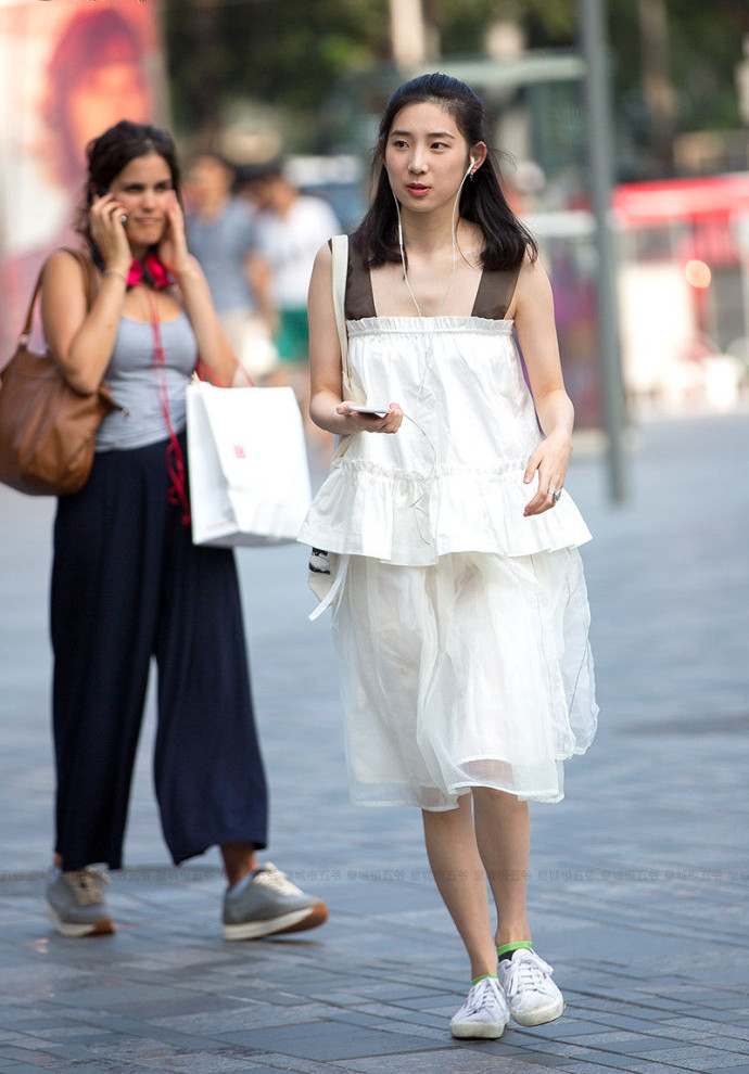 街拍：成熟清爽纯净的小姐姐，外表上时尚大方显高挑显气质！